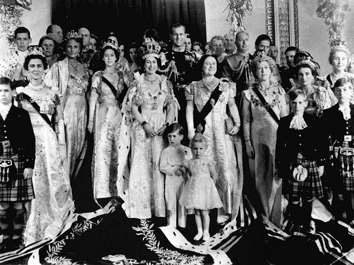 Foto: Isabel II, con su familia el día de su coronación. (Cordon Press)