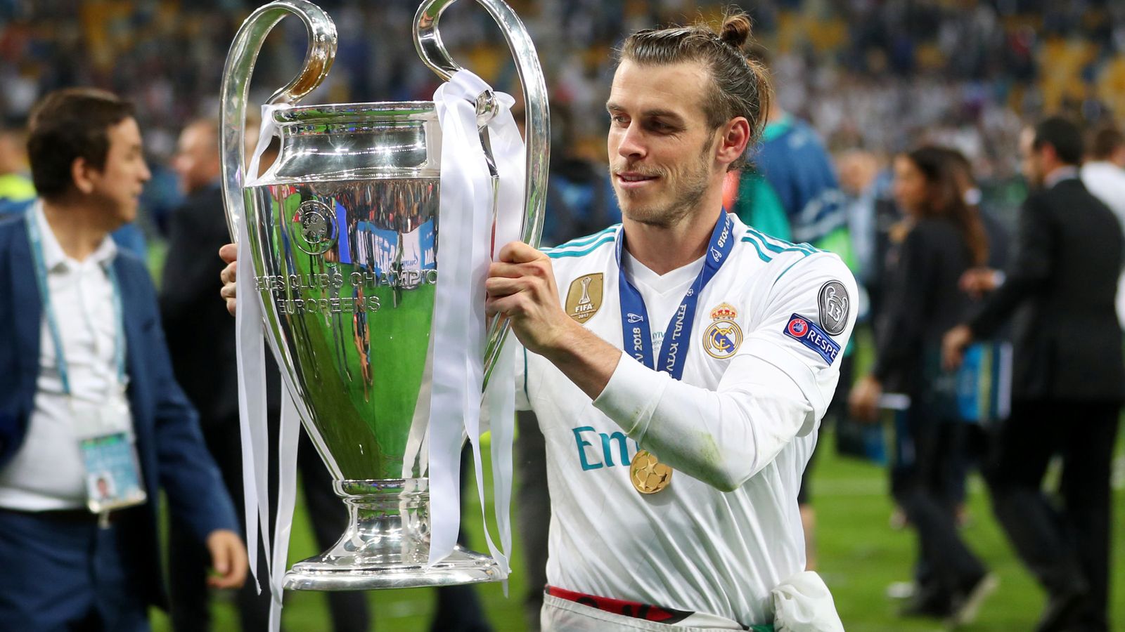 Foto: Gareth Bale con el trofeo de la Champions que conquistó el Real Madrid en la final de Kiev contra el Liverpool. (Efe)