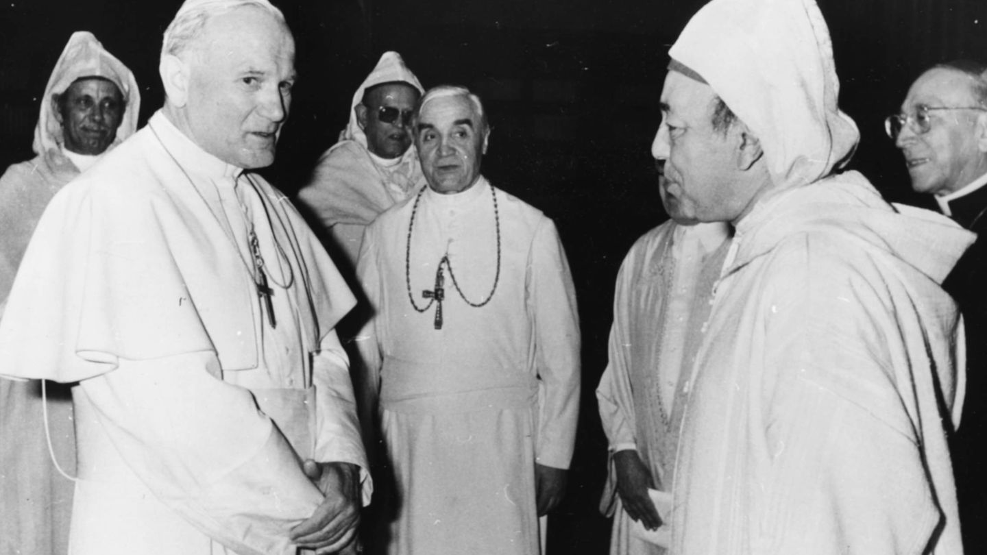 El papa Juan Pablo II charlando con el rey Hassan II. (Getty)