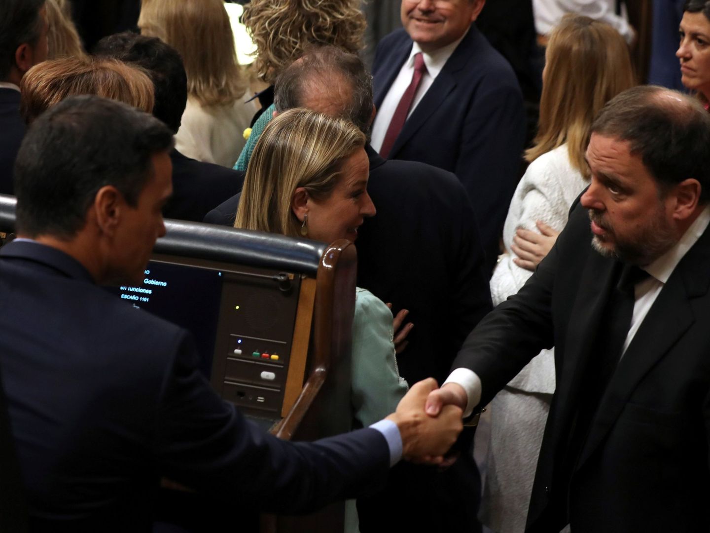 Sánchez saluda a Junqueras durante la sesión constitutiva del Congreso tras el 28-A. (EFE)