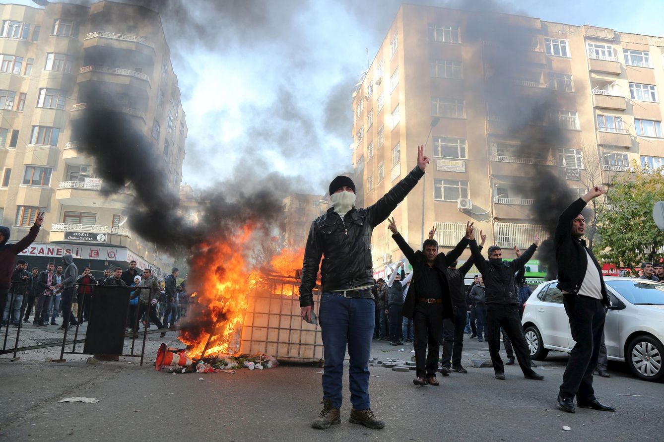Manifestantes protestan contra la represión en Diyarbakir, al sureste de Turquía (Reuters).
