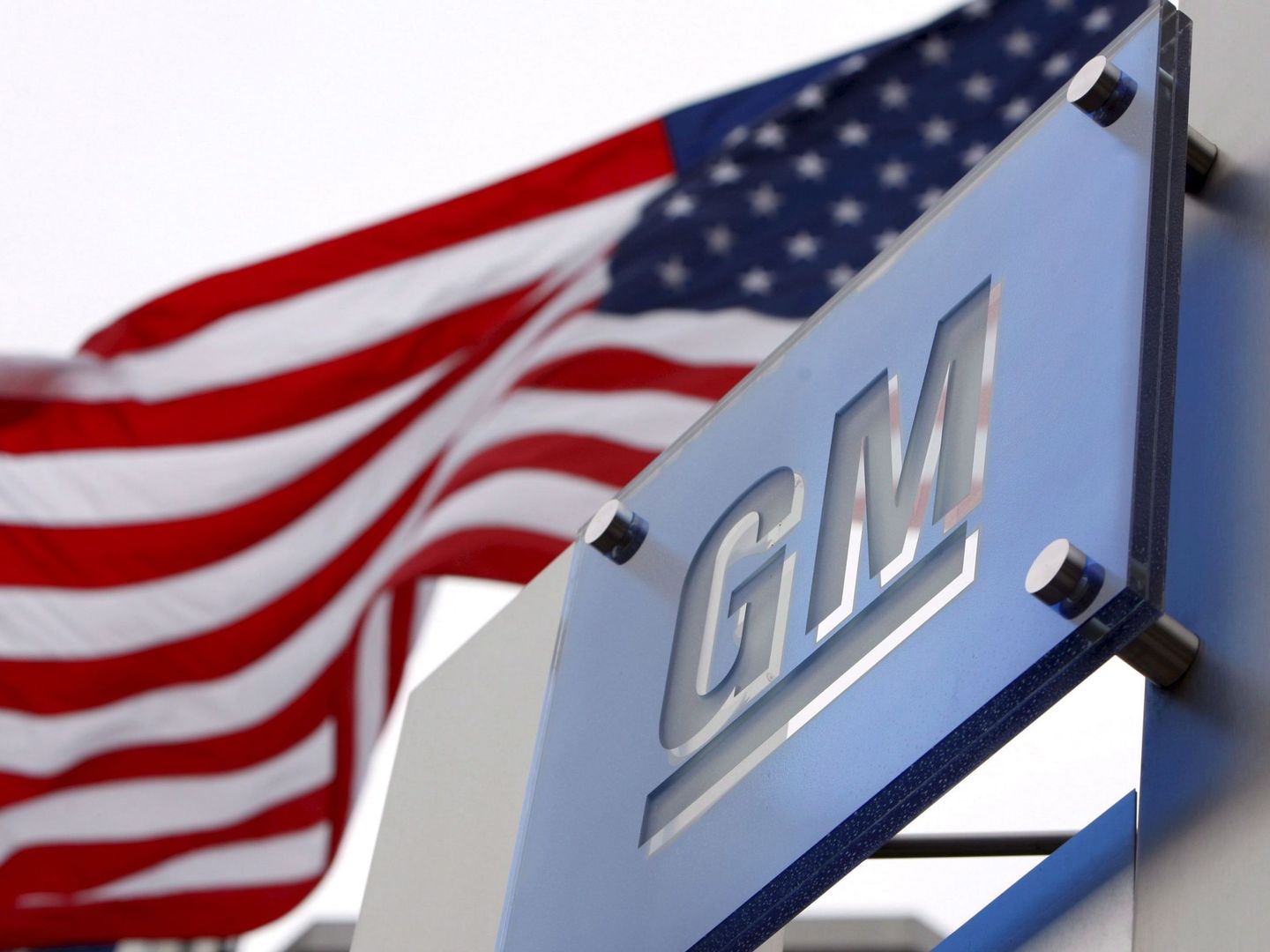 Fotografía de archivo que muestra el logotipo de la compañía estadounidense de automóviles General Motors. (Efe)