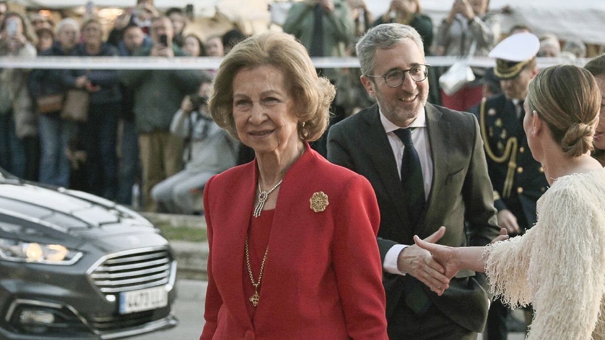 La reina Sofía recibe la Medalla de Oro de las Islas Baleares con un original traje rojo de puños acolchados