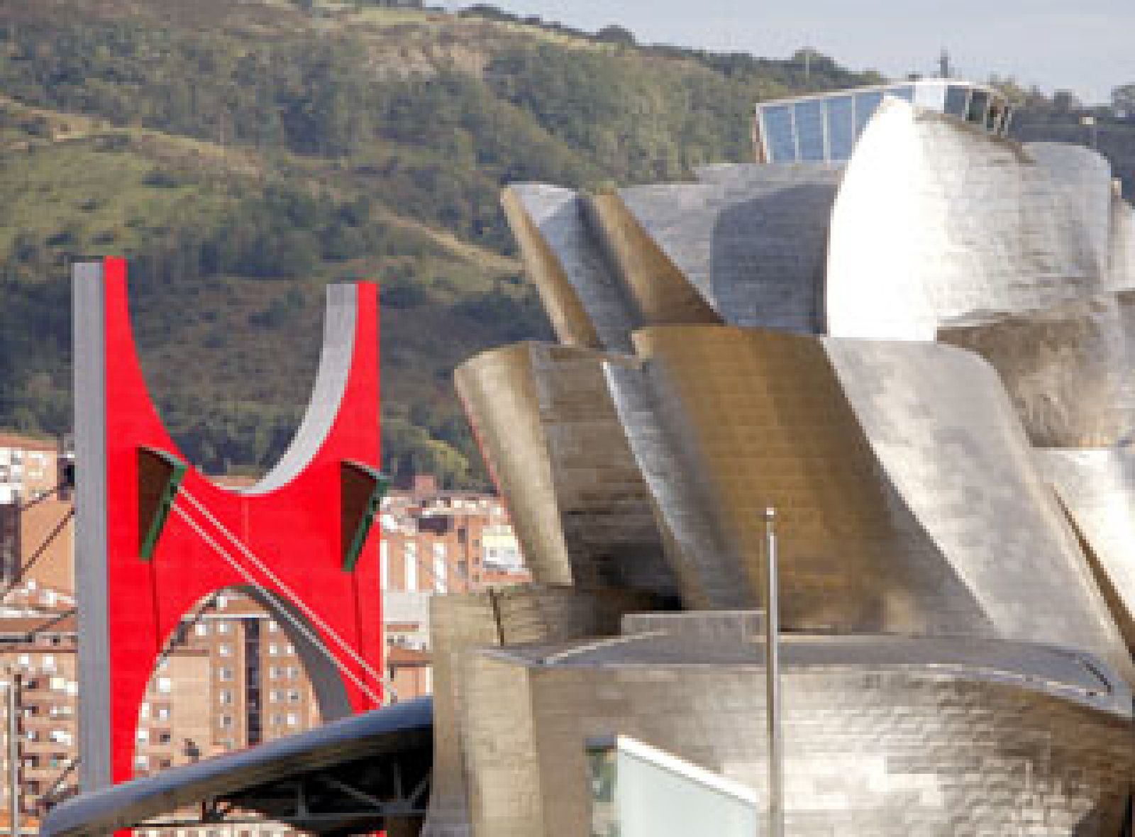 Foto: El Guggenheim cumple 10 años con la intervención artística de Daniel Buren sobre el puente de La Salve