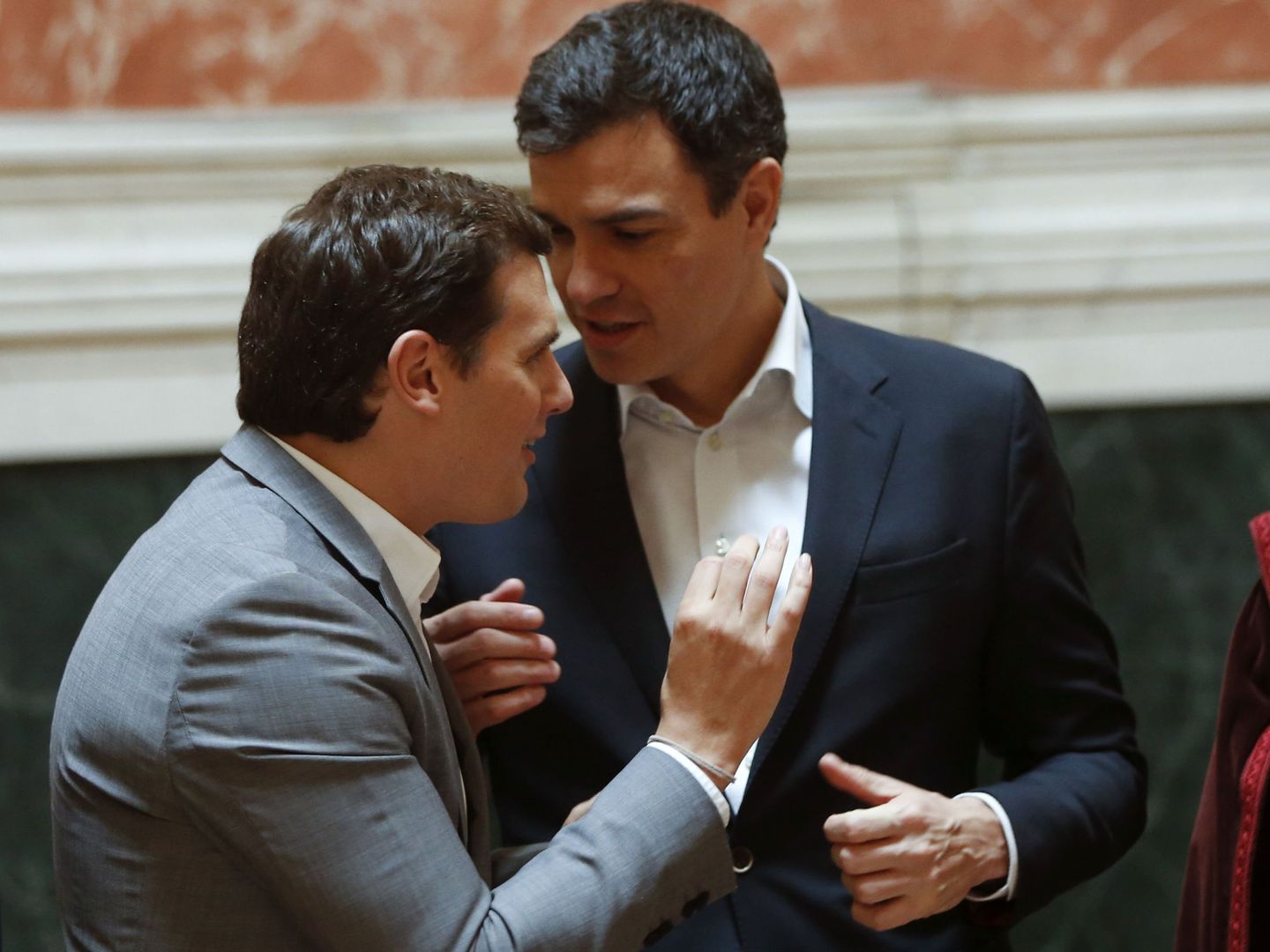 Albert Rivera y Pedro Sánchez hablan en el Congreso, el pasado 21 de abril. (EFE)
