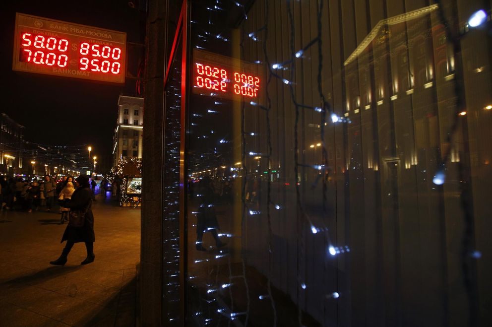 Una pantalla con los tipos de cambio en Moscú.