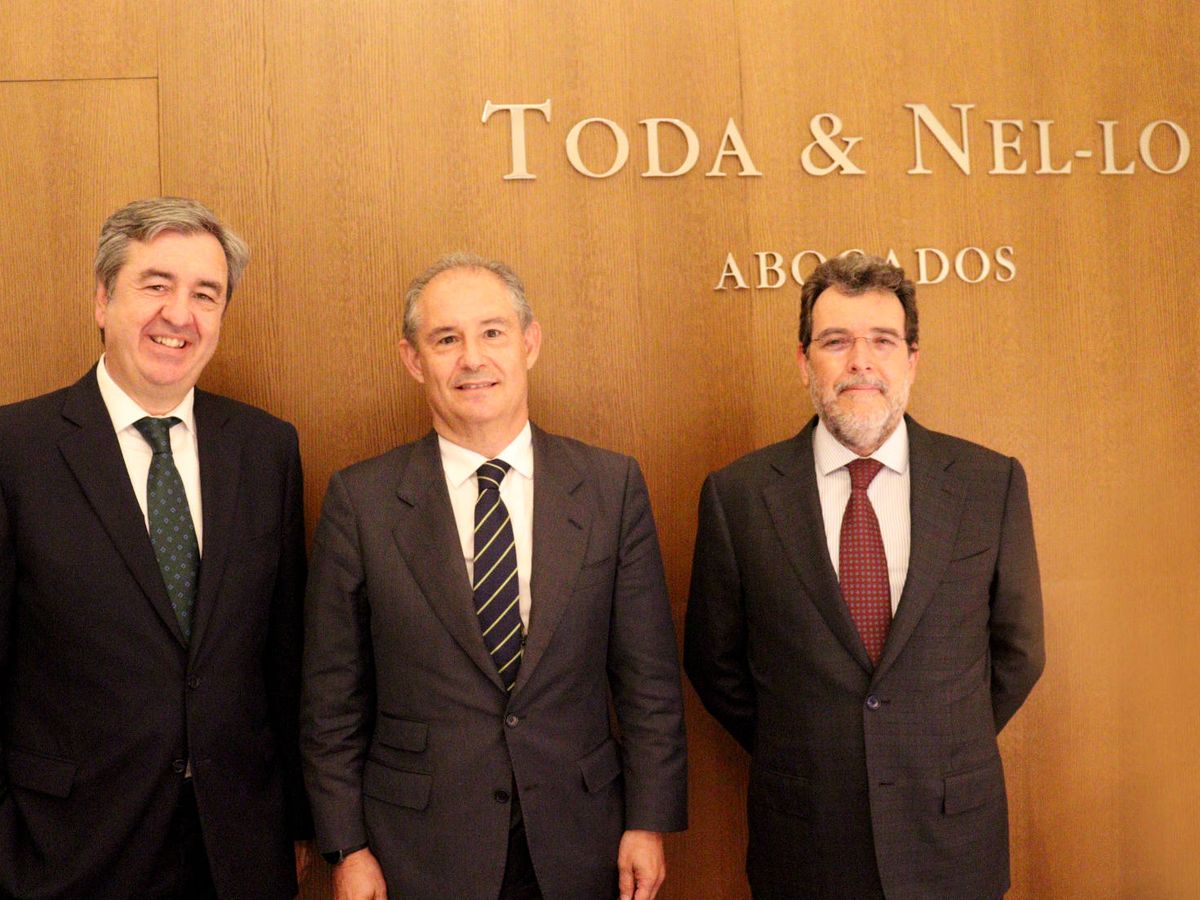 Foto: Miguel Crespo (en el centro), junto a Ignacio Toda (izquierda) y Ricardo Nel-lo (derecha), socios fundadores del despacho.