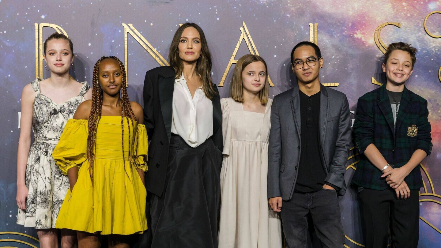 Angelina Jolie y cinco de sus hijos en la promoción de 'Eternals', en 2021. (EFE)