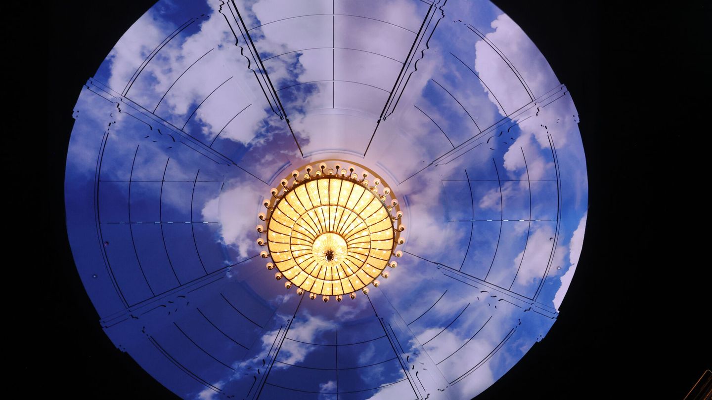 Vista de 'Cielo', la intervención del artista Jaume Plensa en el techo del Teatro Real de Madrid. (EFE/Huesca)