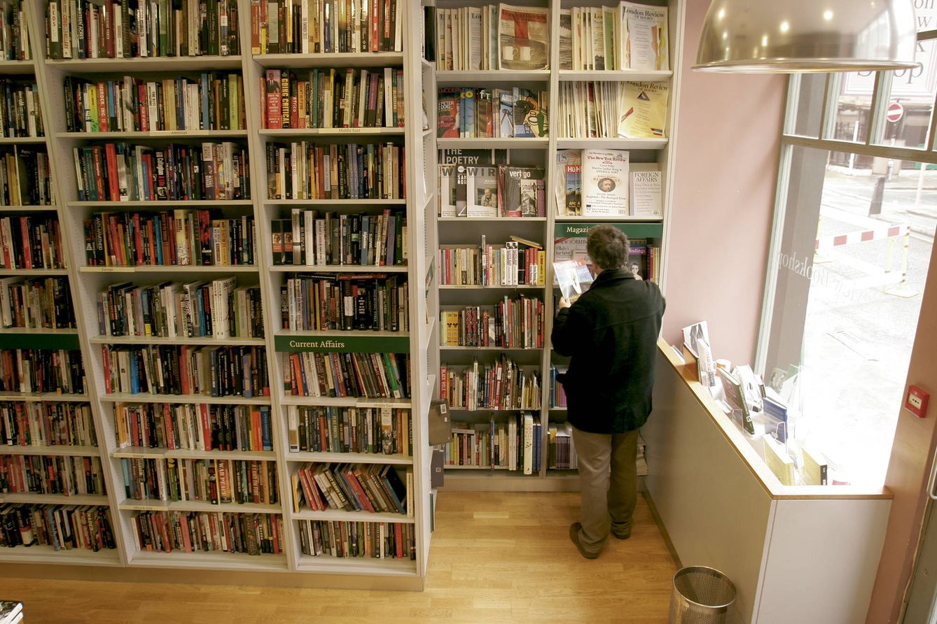 Anaqueles de la London Review Bookshop. (Jordi Adrià)