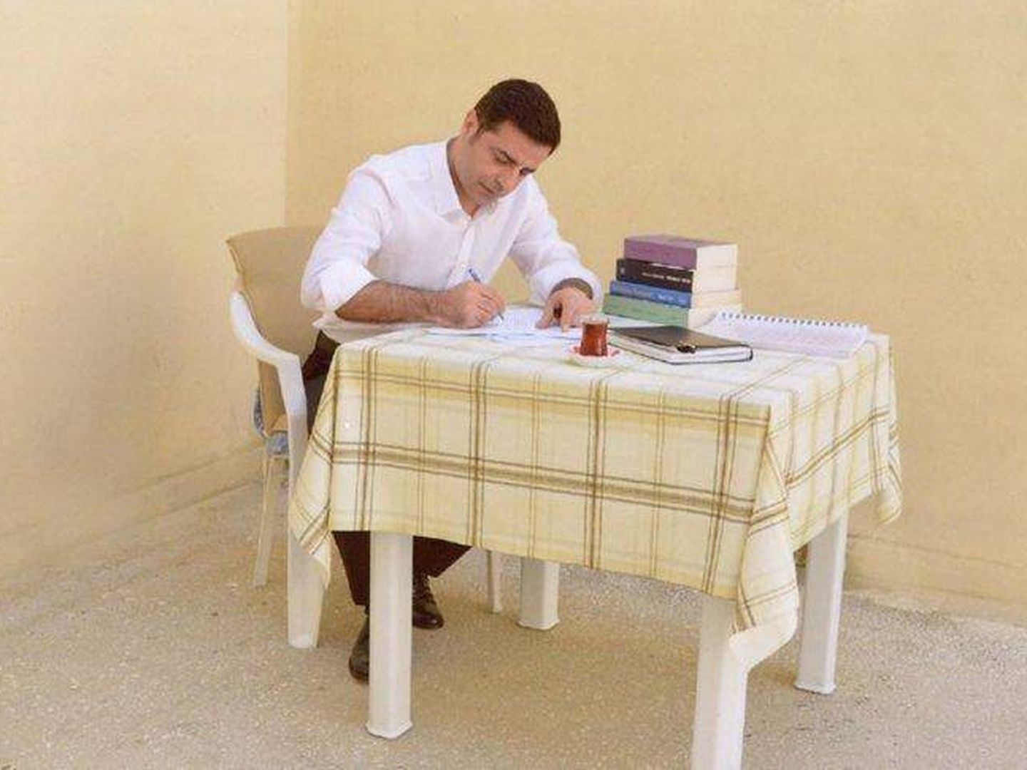 El candidato presidencial Selahattin Demirtas en la cárcel.
