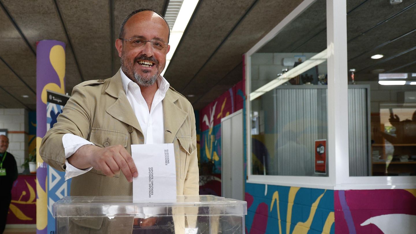 El candidato del PP a la presidencia de la Generalitat, Alejandro Fernández, vota