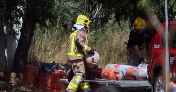 Foto: Los bomberos trasladan bombonas de butano de la casa donde se produjo la explosión en Alcanar (Tarragona). (EFE)