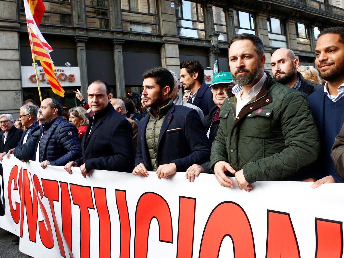 Foto: El líder de Vox, Santiago Abascal, en la manifestación del Día de la Constitución en Barcelona. (EFE)