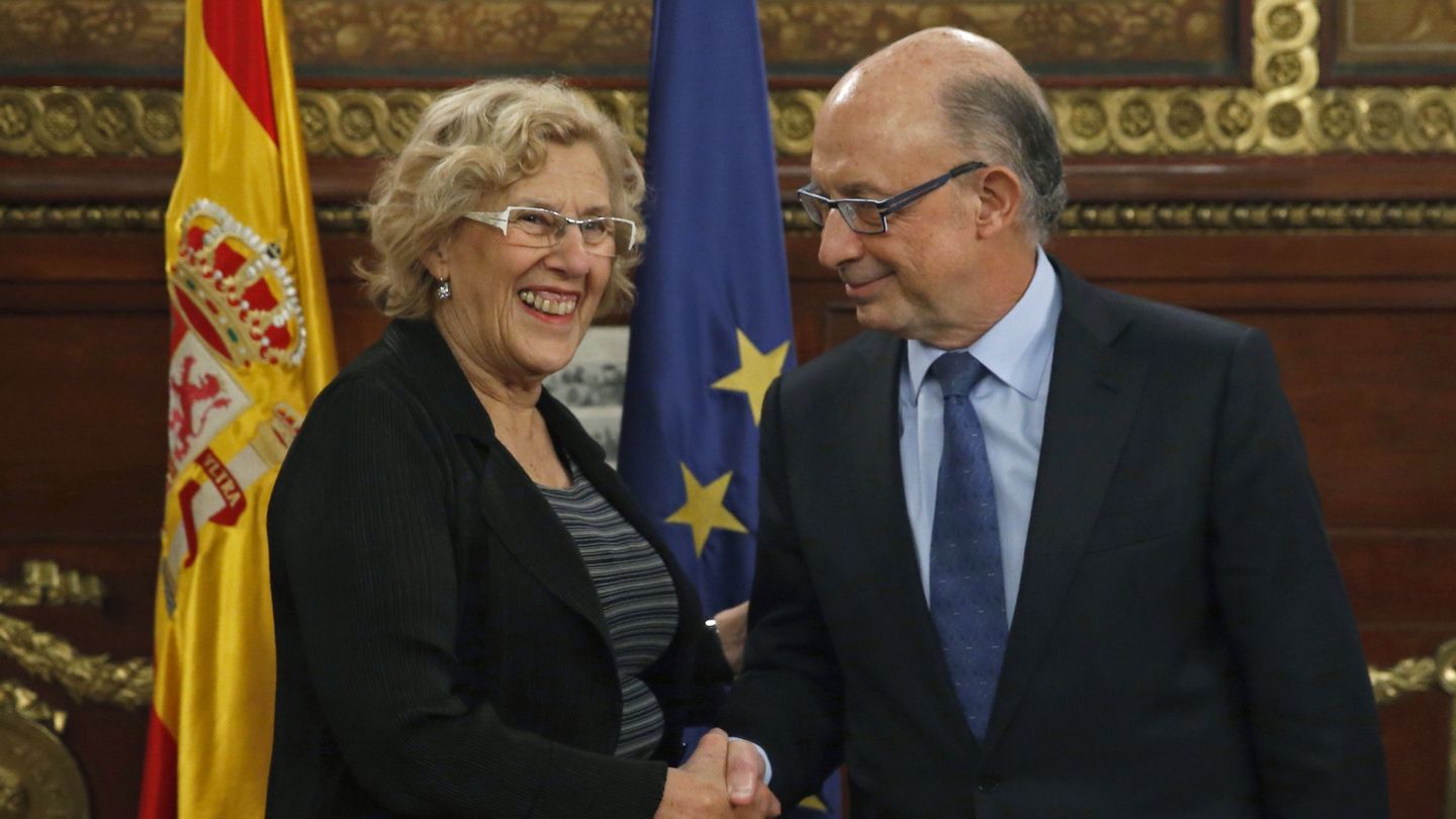 Cristóbal Montoro se reúne con la alcaldesa de Madrid. (EFE)