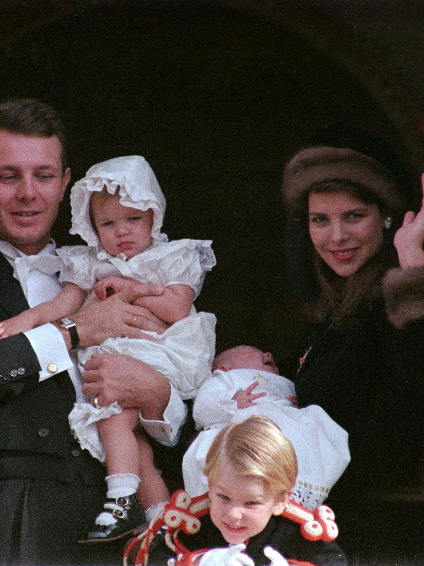 Alberto de Mónaco, Stefano Casiraghi y Carolina, junto a sus tres hijos en noviembre de 1987. (Reuters)