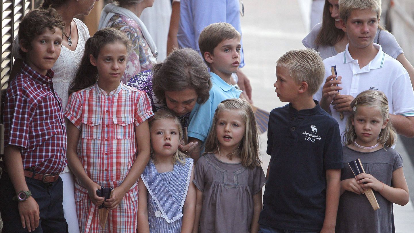 La reina Sofía, con sus nietos en Palma en una foto de archivo de 2011. (EFE)