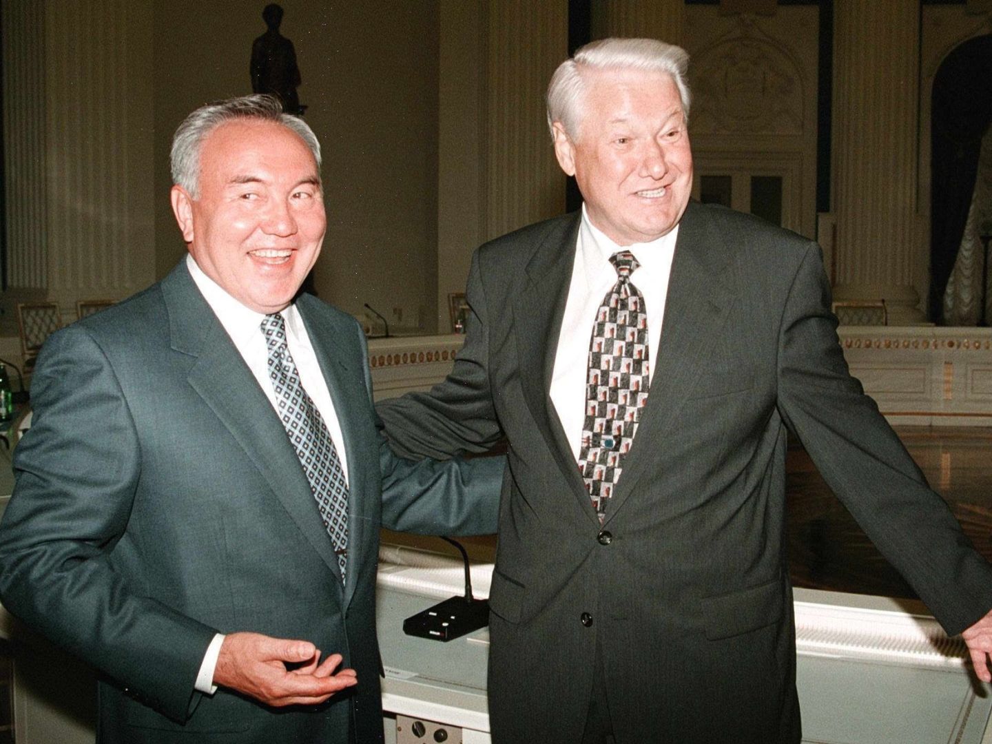 Yeltsin con el presidente kazajo, Nursultán Nazarbáyev. (Reuters)