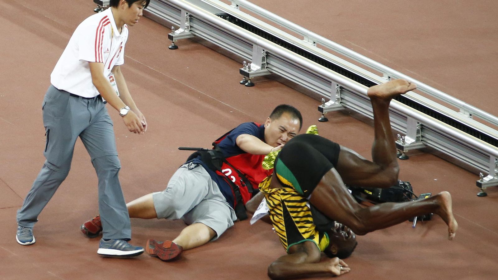 Foto: Usain Bolt, tras ser derribado por un cámara (Efe).