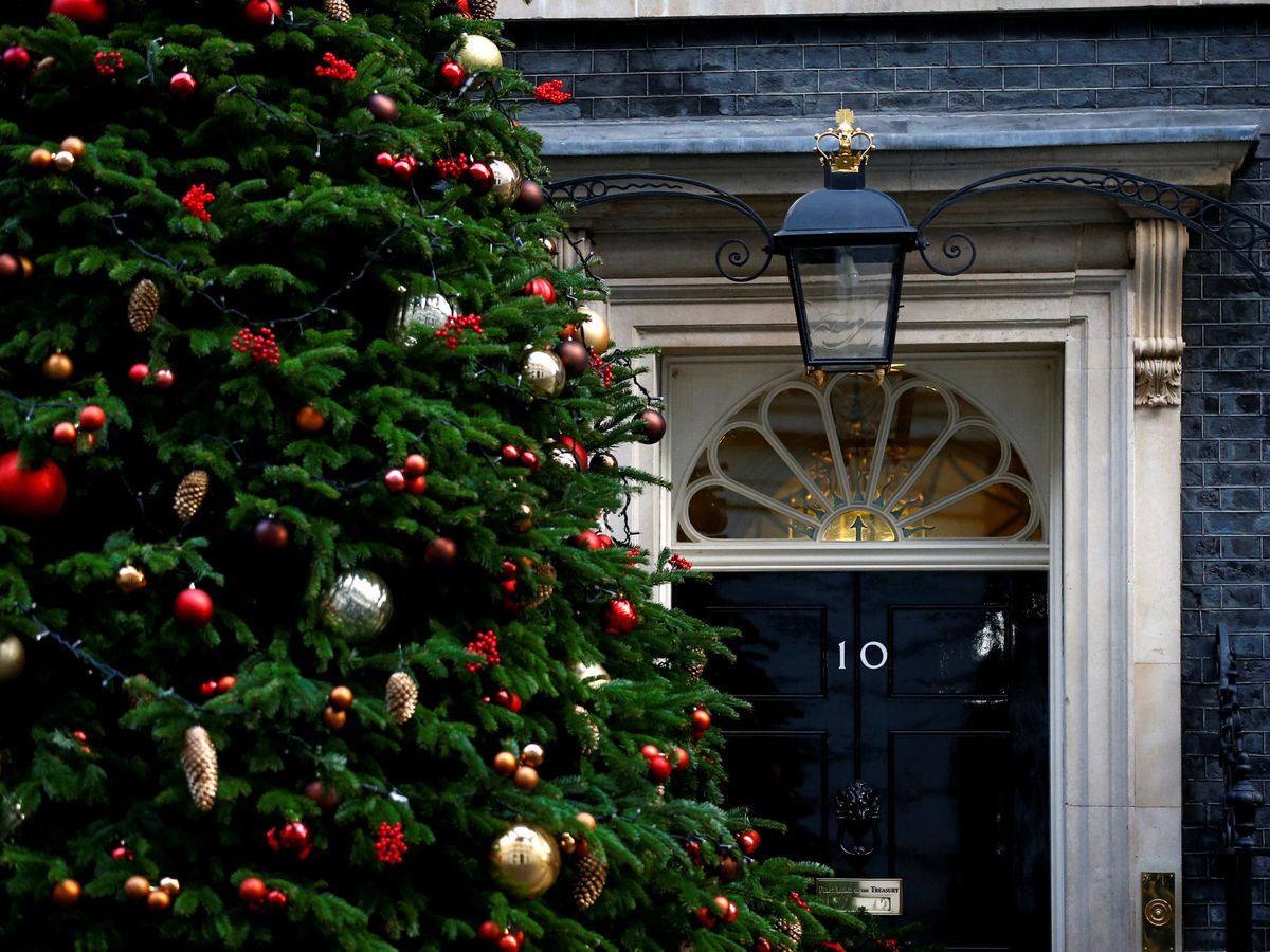 Foto: Árbol de Navidad frente al número 10 de Downing Street. (EFE)