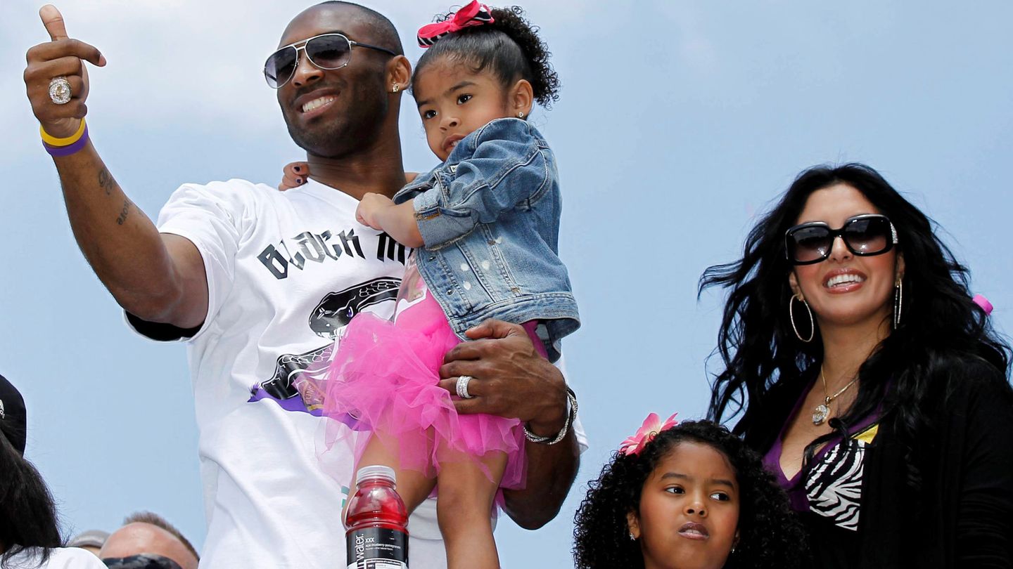Kobe Bryant con su familia en 2010. (EFE)