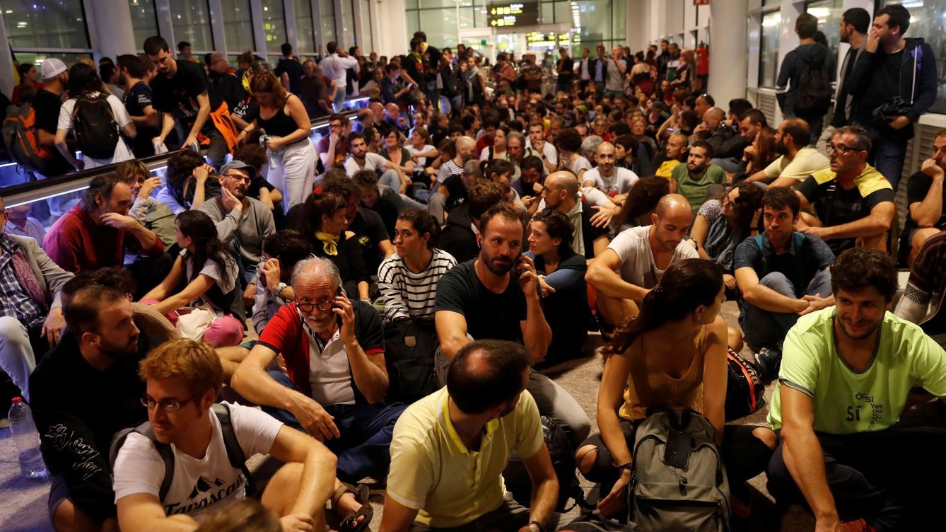 Foto: Activistas independentistas intentan paralizar el aeropuerto de El Prat. (EFE)