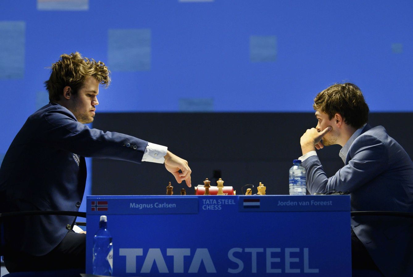 Magnus Carlsen, en una partida contra Jorden Van Foreest. (Reuters)