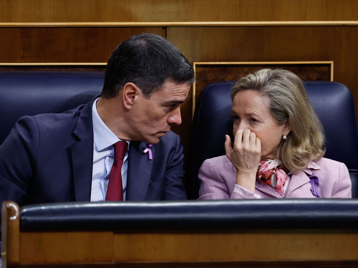Foto: Pedro Sánchez conversa con la vicepresidenta Nadia Calviño durante una sesión de control al Gobierno en el Congreso. (EFE/Chema Moya)