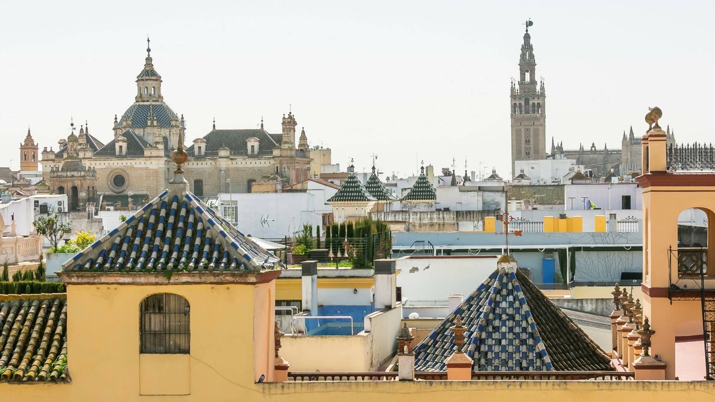 La Giralda de Sevilla, desde el rooftop de Aquitania Home Suites. (Cortesía)