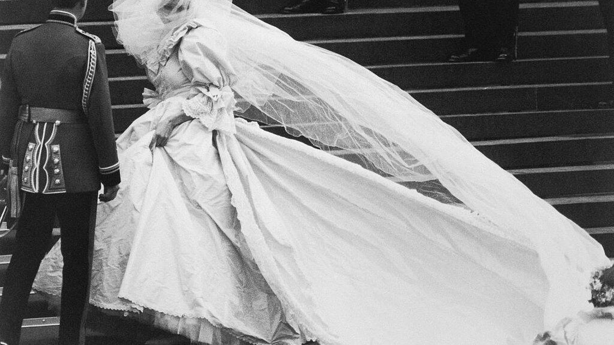 41 años de la boda de Lady Di: "Ese vestido era la pura imagen del encarcelamiento"
