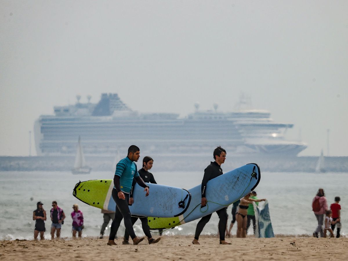 Foto: Un grupo de chavales practica surf en La Patacona. (EFE/Manuel Bruque)