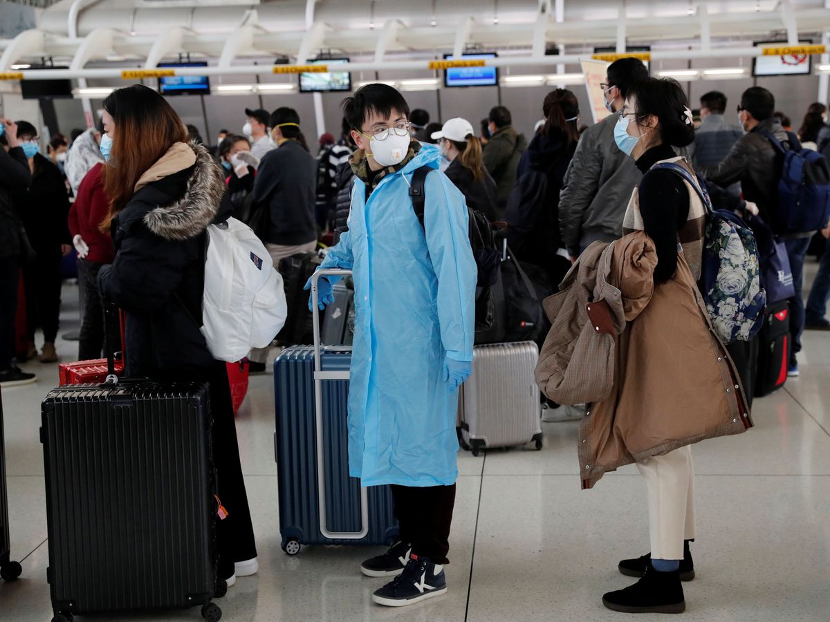 Foto: Pasajeros chinos esperando en el aeropuerto de Nueva York. (Reuters)