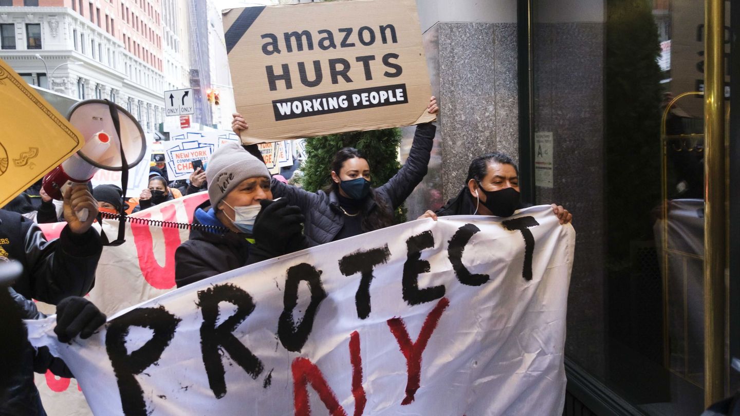 Protesta contra Amazon en Nueva York a la entrada del edificio en el que Jeff Bezos es dueño de un apartamento. (Reuters)