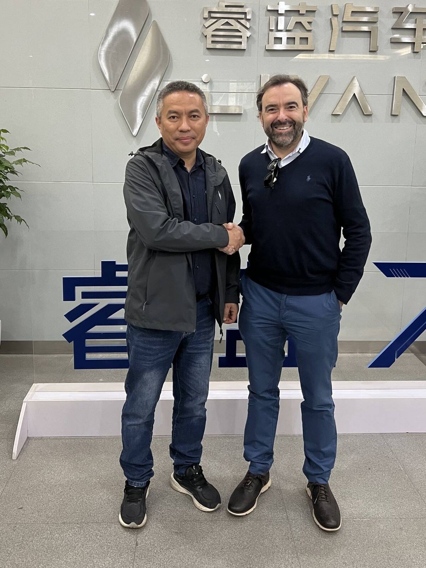 Kevin Lau, responsable de Negocio Exterior de Livan Auto, junto con Julián Alonso, presidente de Grupo Invicta Motor.