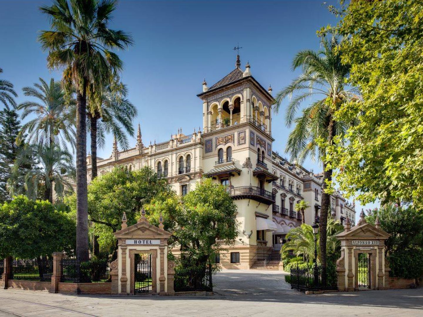 Fachada del hotel Alfonso XIII. (DR)