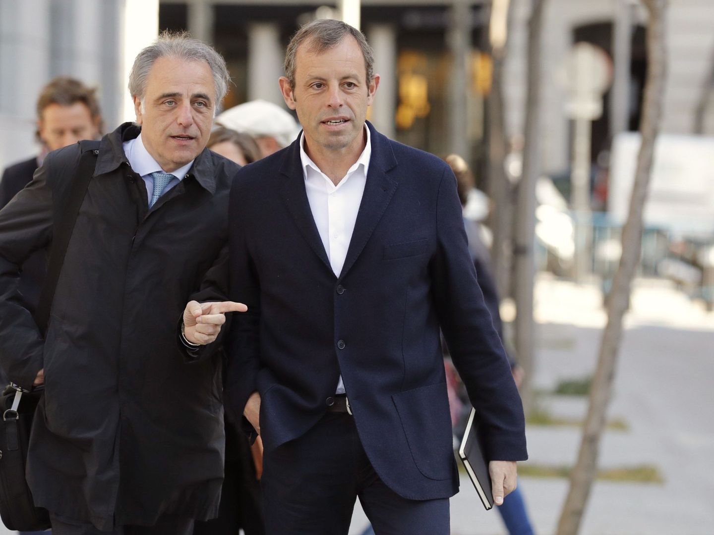 Sandro Rosell, a su llegada a la Audiencia Nacional con el abogado Pau Molins. (EFE)