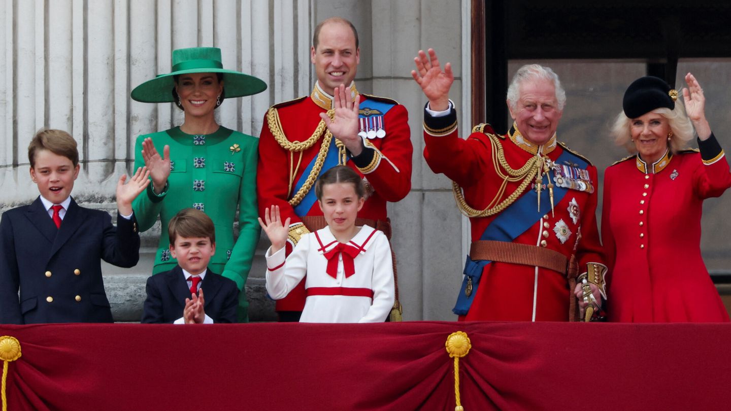 La familia real, en Buckingham. (Reuters)