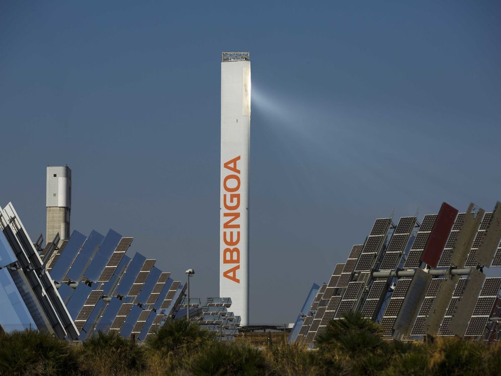 Foto: Torre de Abengoa en una planta solar en Sanlúcar la Mayor. (Reuters)