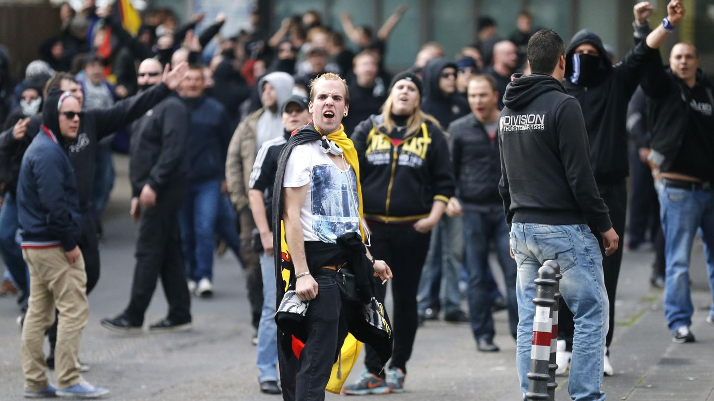 Manifestantes de ultraderecha insultan a periodistas durante una marcha nazi en Colonia (Reuters).