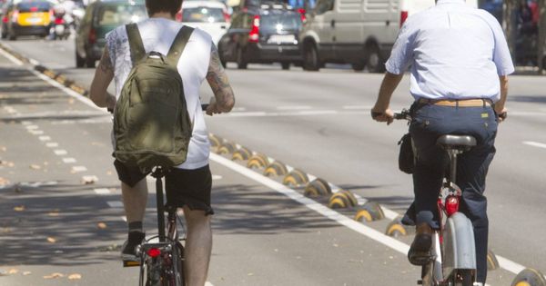Foto: Usuarios de bicicletas en Barcelona. (EFE)