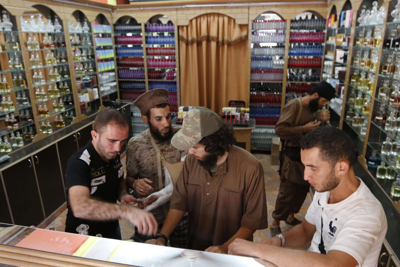 Milicianos del ISIS examinan perfumes en una tienda de Raqqa (Reuters).