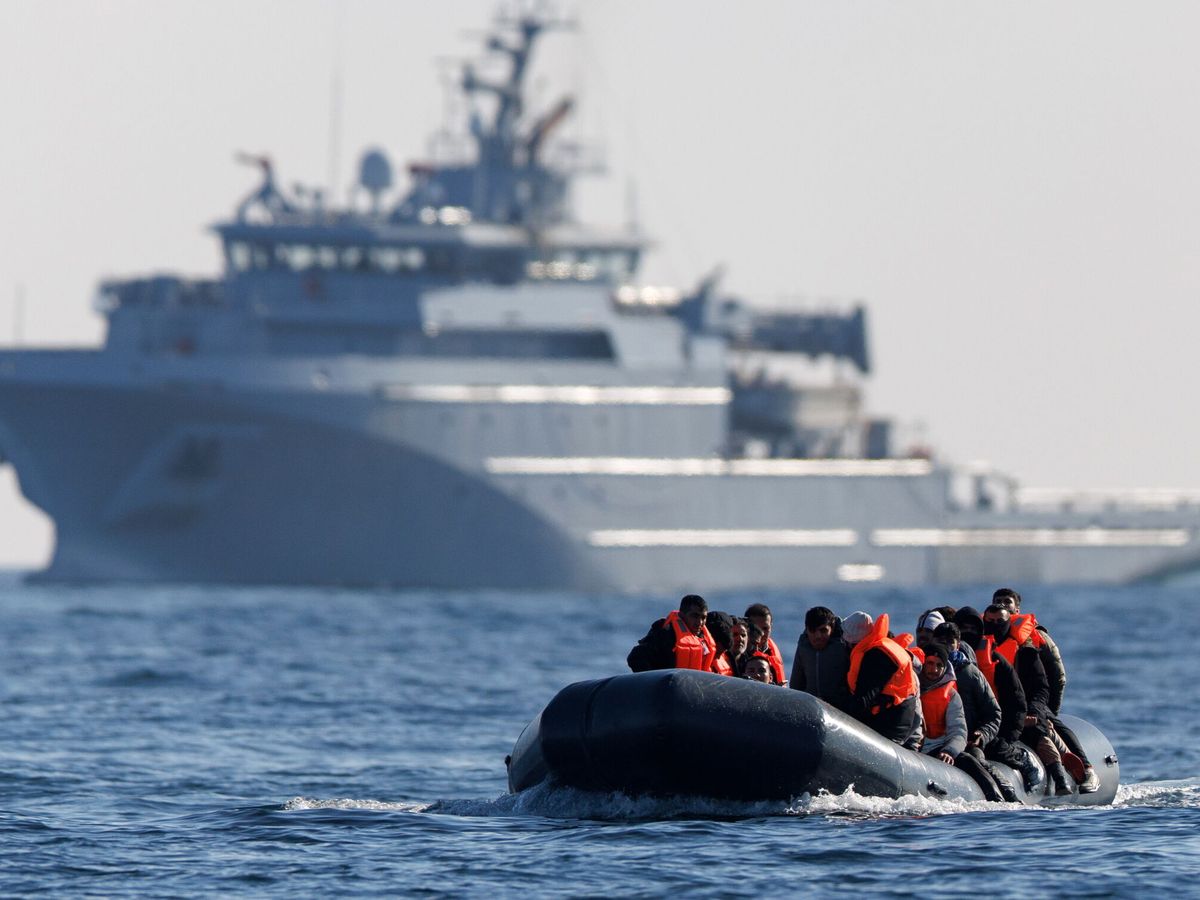 Foto: Migrantes cruzan el canal de la Mancha. ( EFE/ EPA/ Tolga Akmen)