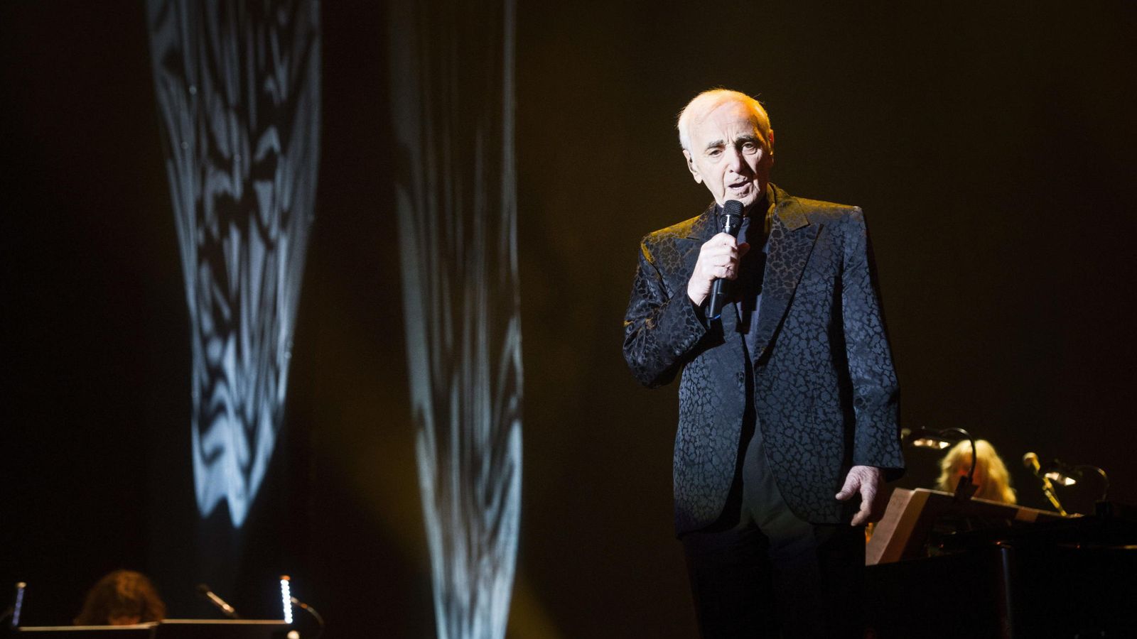 Foto: El embajador de la canción francesa, Charles Aznavour, durante el concierto que ofreció el jueves en el Palacio de los Deportes de la Comunidad de Madrid.