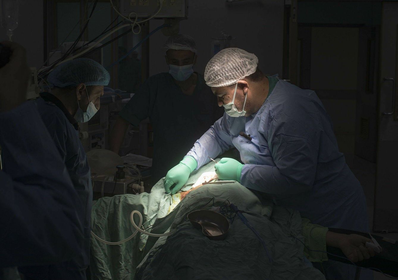 Médicos realizan una cirugía. (EFE/Haitham Imad)