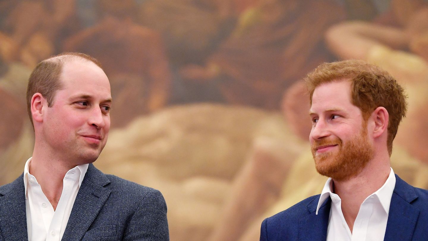 Los hermanos William y Harry s emiran cómplices en una cita en Londres. (REUTERS)