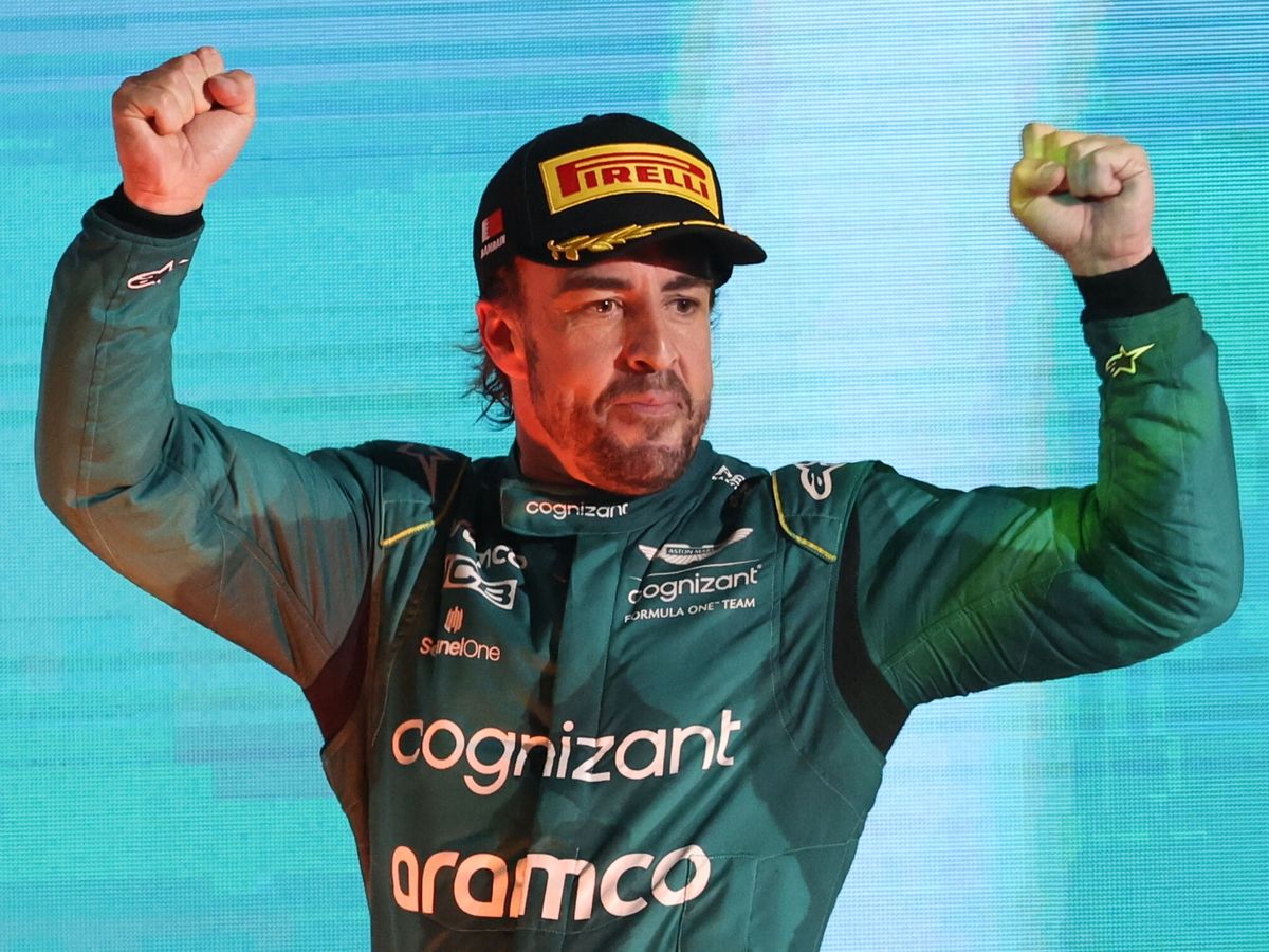 Foto: Fernando Alonso, en el podio de Baréin. (EFE/Ali Haider)