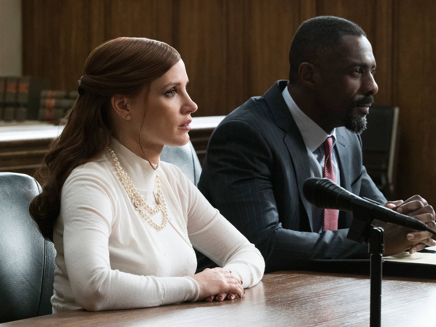 Jessica Chastain e Idris Elba, en la ópera prima de Aaron Sorkin. (EOne)