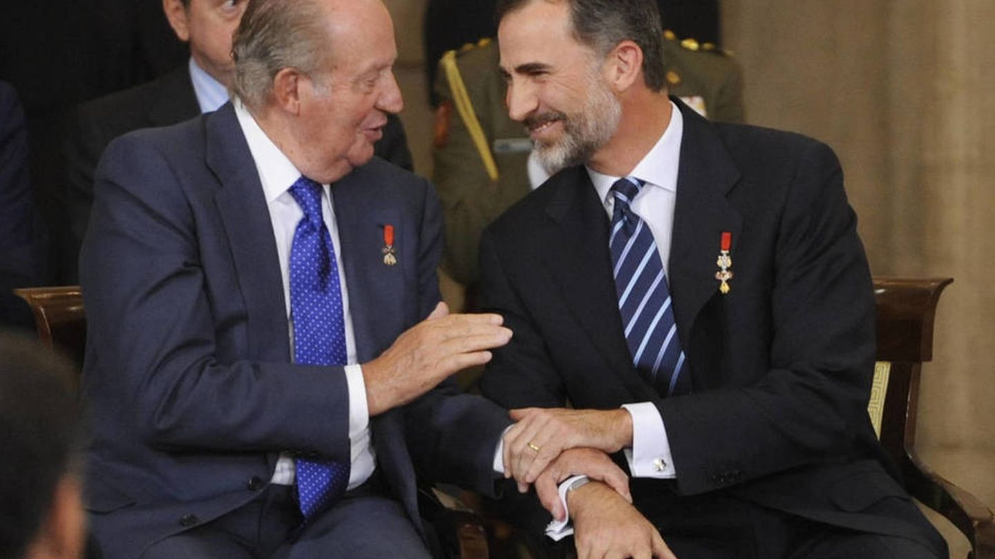 El rey Juan Carlos junto a su hijo, el rey Felipe VI. (Getty)