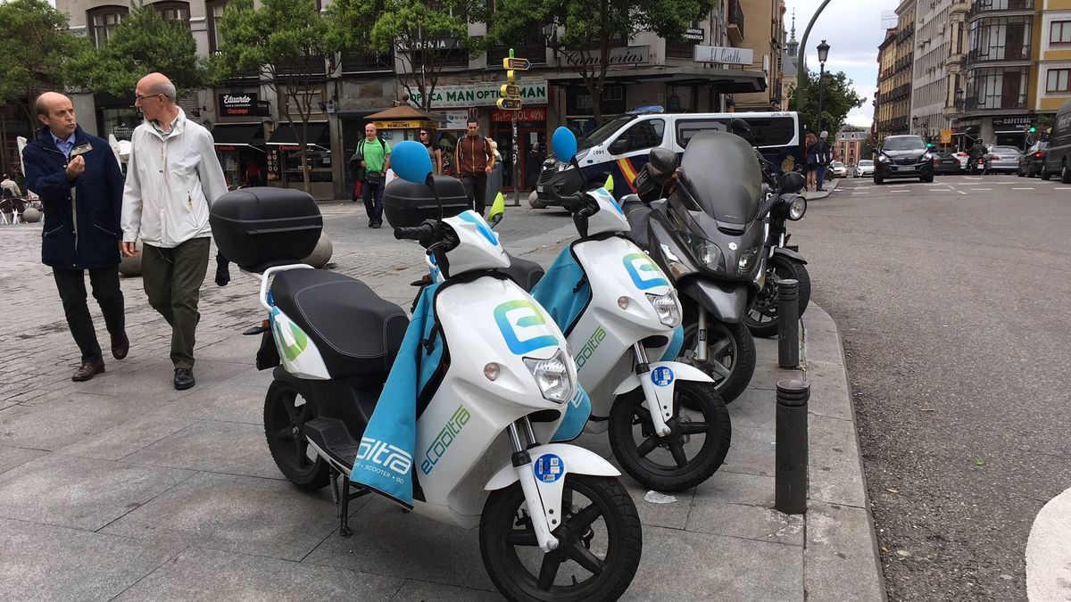 Las motos compartidas invaden tu calle sin pagar (y el Ayuntamiento no piensa regularlo)