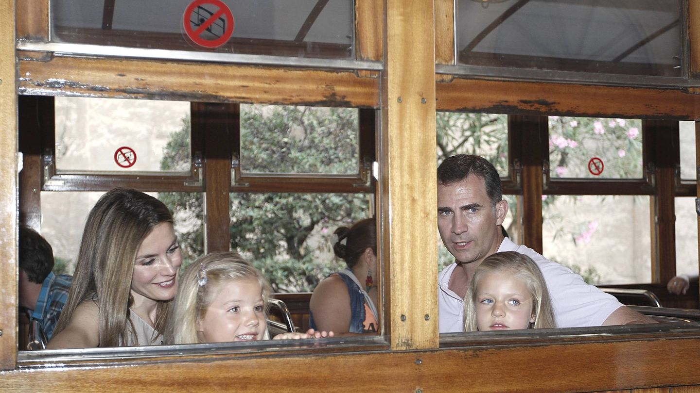 Los Reyes con sus hijas en el tren turístico a Sóller, en 2012. (Cordon Press)